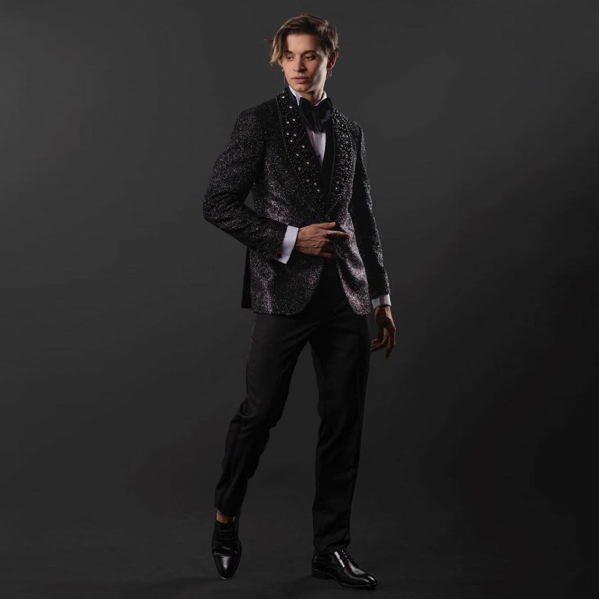 Men Grooming Outfit - ชุดสูทผู้ชายแบบสั่งตัดประดับเพชรหรูหรา ปกผ้าคลุมไหล่ ชุดทักซิโด้เจ้าบ่าว ชุดแต่งงาน ชุดพรอม เสื้อเบลเซอร์